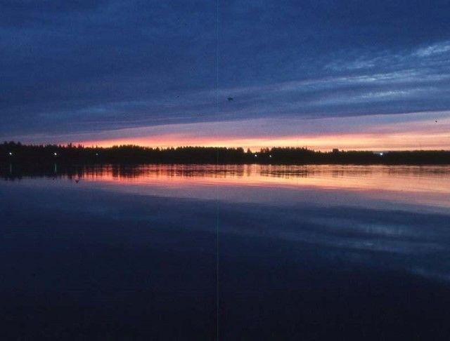 auringonlasku järven rannalla