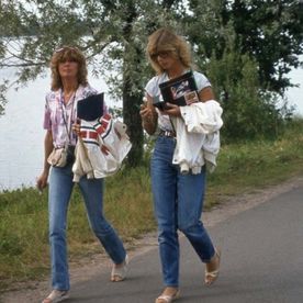 kaksi naista kävelemässä tiellä