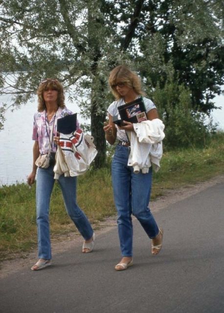 kaksi naista kävelemässä tiellä